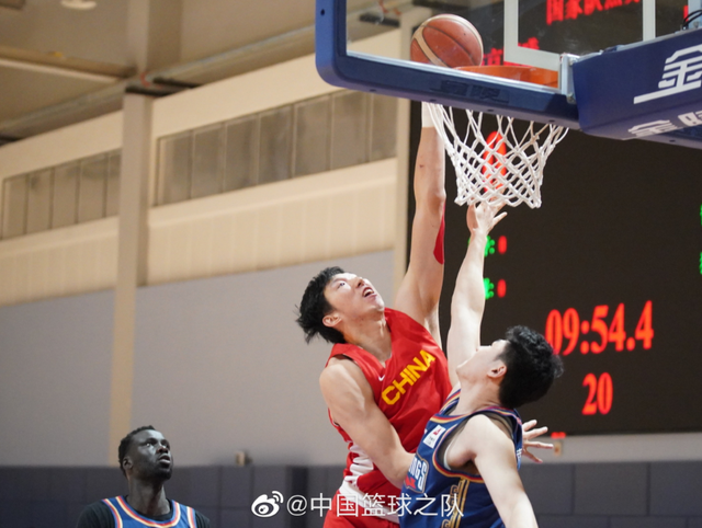 mk体育官方网站福建男篮训练开放日；赛后火线驰援引观众欢呼；全明星赛在即；更衣室氛围转暖的简单介绍